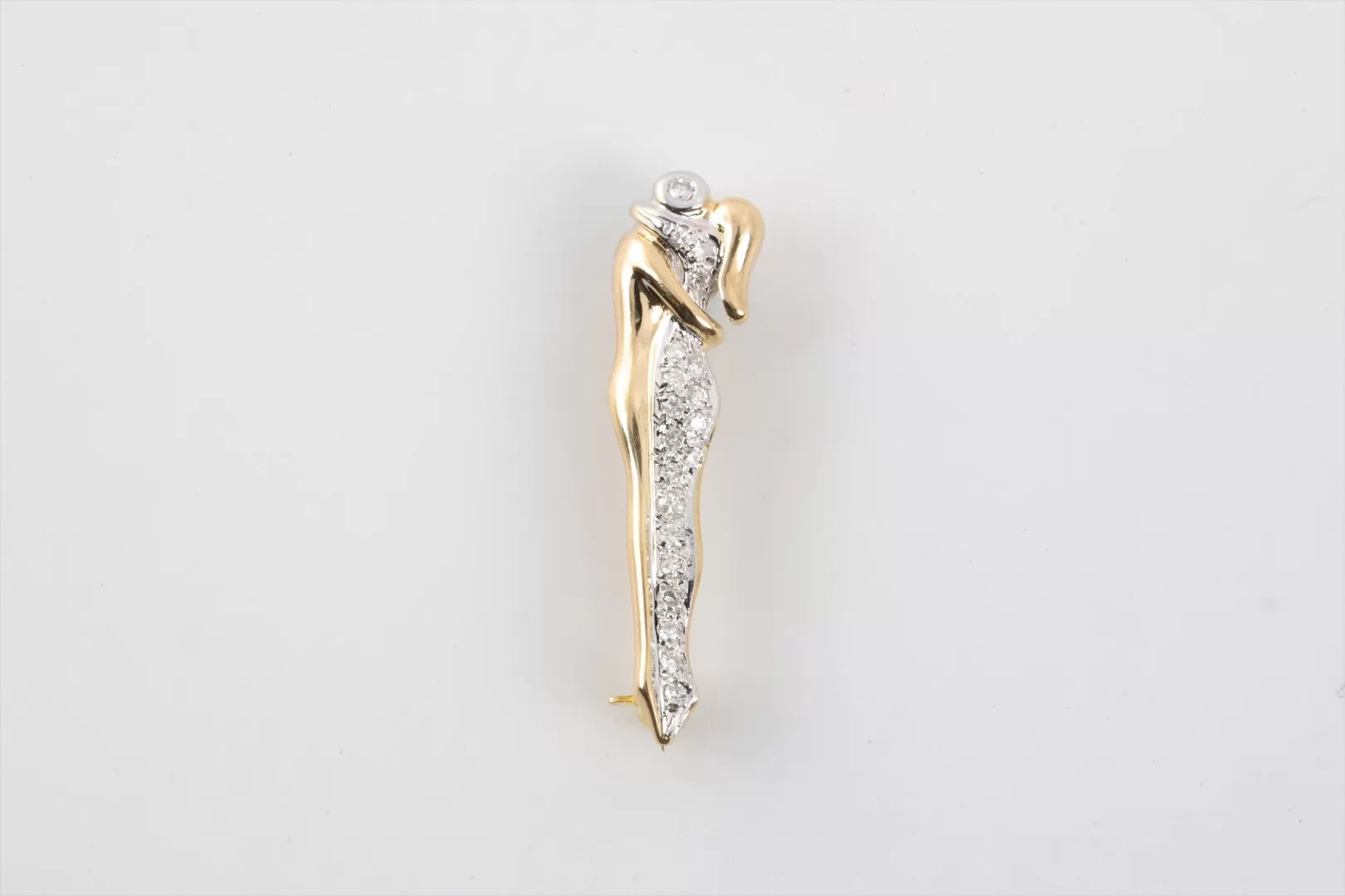 18k Yellow Gold 0.10tcw Diamond Couple Hugging Brooch (3.37g.)