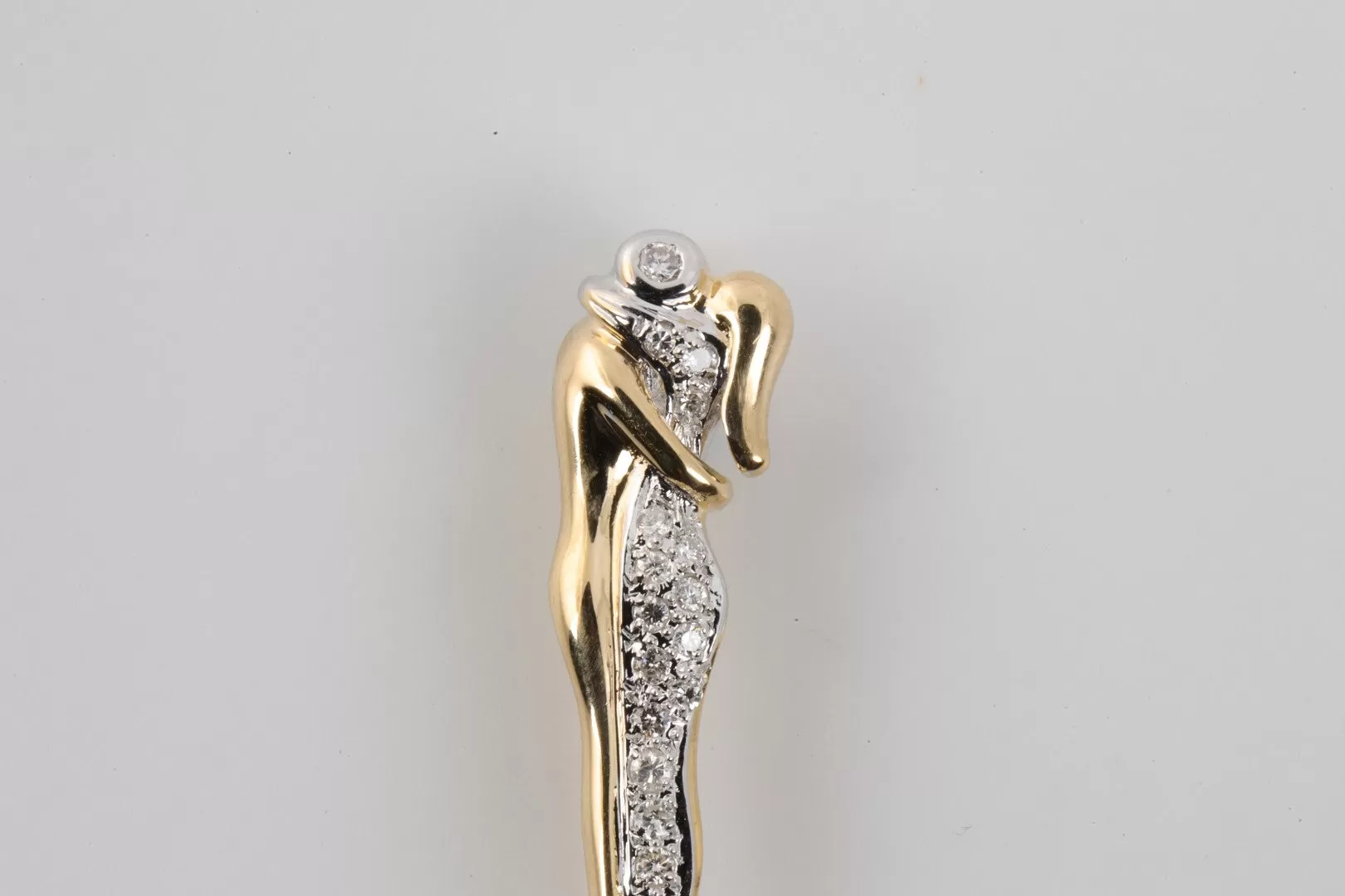 18k Yellow Gold 0.10tcw Diamond Couple Hugging Brooch (3.37g.)