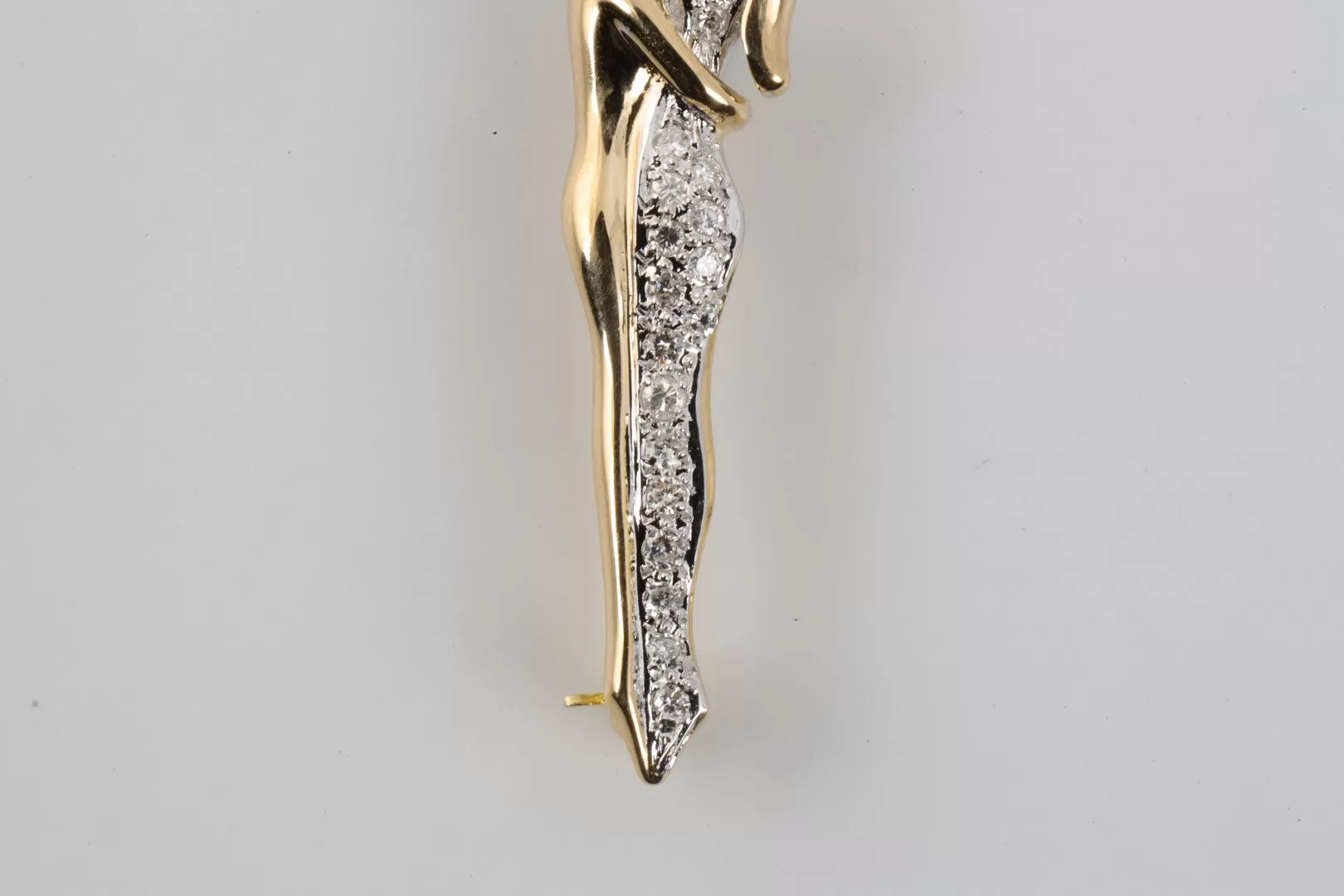 18k Yellow Gold 0.10tcw Diamond Couple Hugging Brooch (3.37g.)